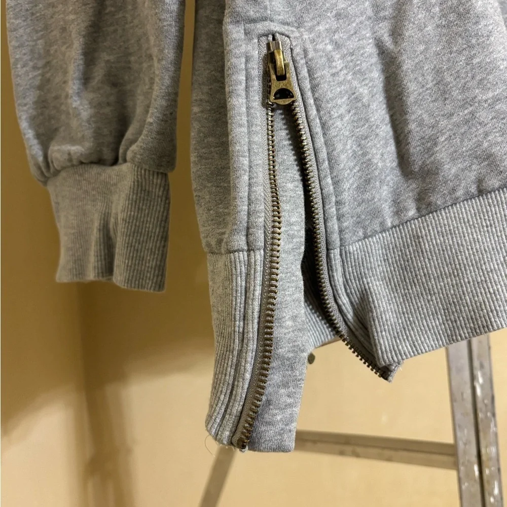 Light Gray Turtleneck Sweatshirt with Soft Texture Sz Large